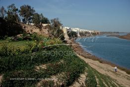 Image du Maroc Professionnelle de  Azemmour, selon les historiens, son nom serait d'origine Amazigh, située sur la rive de l'Oum Er-Rabia, elle est surnommée la ville de Moulay Bouchaïb. Cette ville millénaire, dont les murailles laissées par les portugais sont classées Monuments Historique. Samedi 10 Avril 1999. (Photo / Abdeljalil Bounhar) 